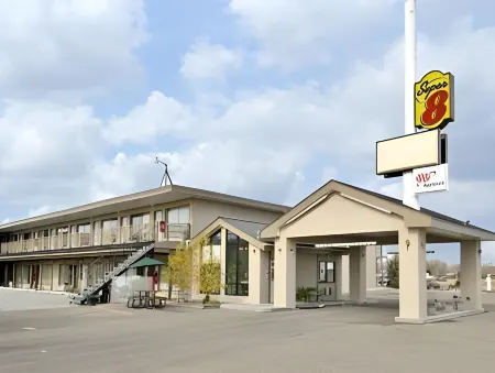 Super 8 by Wyndham Wells