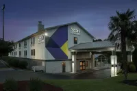 Spark by Hilton Atlanta Cumberland Ballpark - مسبح