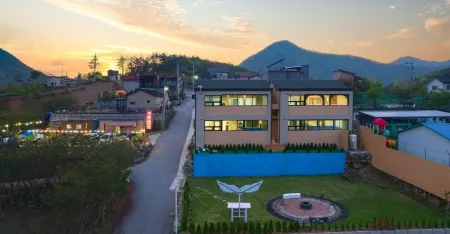 Goesan Twins Pension Отели рядом с достопримечательностью «Shinpoong Hanji Maeul»