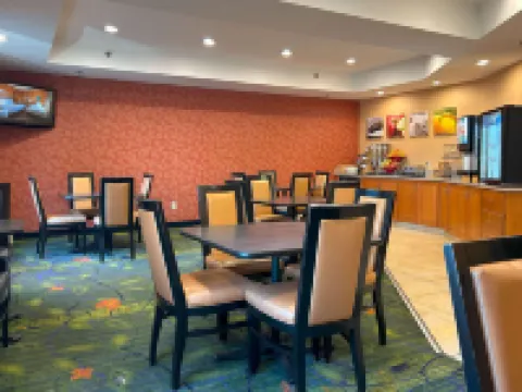 คันทรี อินน์แอนด์สวีทส์ บาย เรดิสัน ฟาแยตต์วิลล์ ไอ-95 รัฐนอร์ทแคโรไลนา โรงแรมในเฟย์เอตต์วิลล์