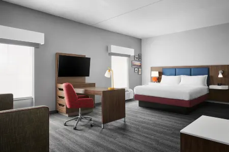 Hampton Inn & Suites Charlotte Steele Creek Отели рядом с достопримечательностью «Piedmont Prairie Trail - McDowell Nature Preserve»