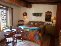 Huddleson Court Hotels in Ligonier