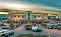 Holiday Inn LAVAL - MONTREAL by IHG - parking