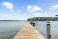 Sleeps 7, Firepit, 2 Kayaks, Big Water + More!