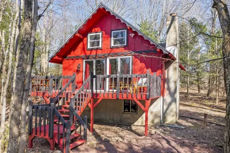 Charming Poconos Cabin, 2BR w/ Game Room! Pet Friendly
