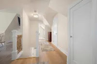 Corner House - Cozy Five Star 2 Bedroom Suite. Downtown and Stadium. Parking!