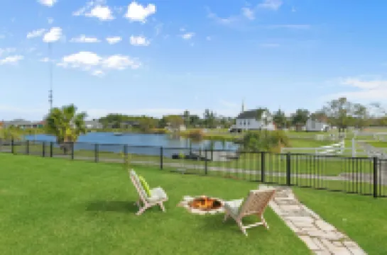 Artistic & Charming 2-bedroom house on quiet lake near NASA and Galveston