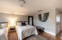 Charming Retro & Stylishly Updated Mid-Century Apartment Retreat Near Downtown