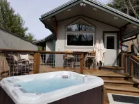 Romantic , 5 miles to downtown Asheville, Private, Hot Tub, Fireplace, Fenced