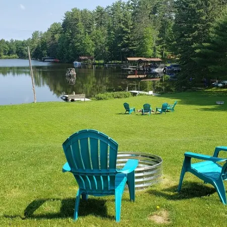 Cabin on the Eagle River Chain! Boat dock slip! Kayaks! Firewood for bonfires! Отели в г. Линкольн