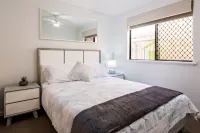 Villa, free fast WIFI, 150m to beach, quiet, fenced, 2 car undercover parking