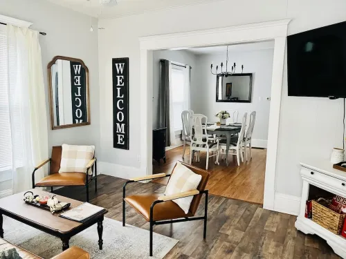 The Broadway Cottage - Great Bend Downtown(Pet Friendly) Hotels in Great Bend