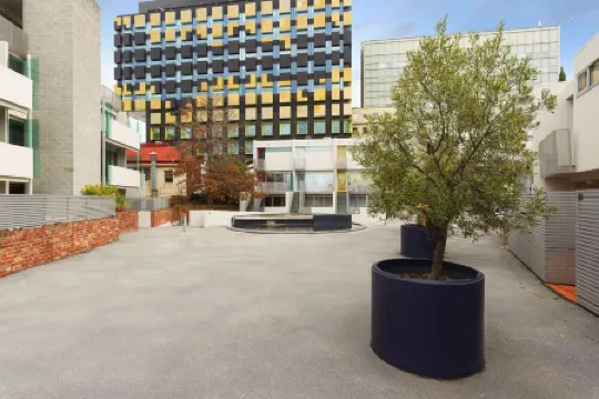 King Bed Living in Heart of the CBD, With Parking