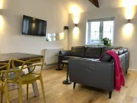 Cosy cottage, short walk to beach and restaurants