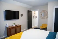 2 bedroom getaway in the heart of Mill Creek Park just a block from Newport Lake