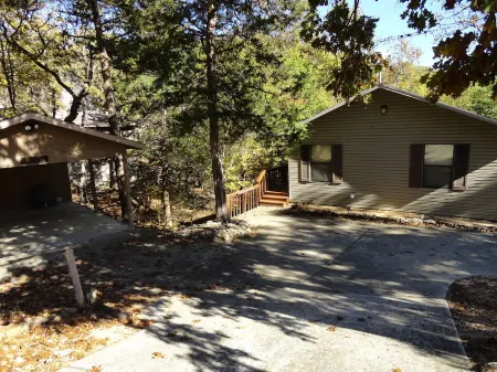 Hojo's-Lakefront-Lakeview Home in a Private Setting-Marina Nearby-Community Pool