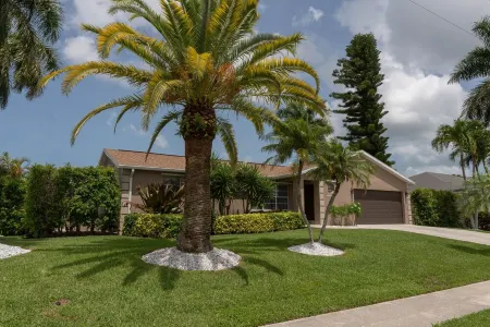 New Renovation-3BR Beach House with Stunning Pool Отели рядом с достопримечательностью «Парк Каксамбас Бот»