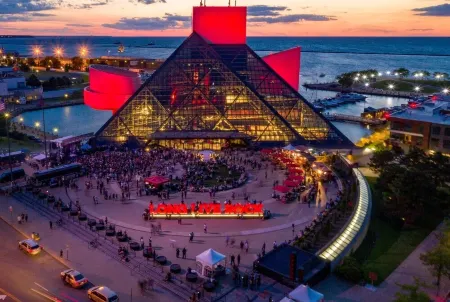 Great Group Gathering Spacious 5-bd/2.5 B house 2 Kitchens, Hot Tub, Large Yard