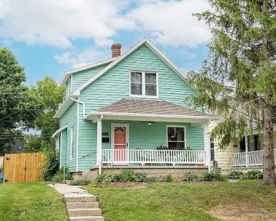 Cozy Two-Bedroom Bungalow with New Kitchen Hotel dekat Charleston Falls Preserve