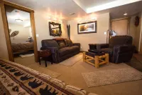 Luxury Apt,  Private Hot Tub, Couples Retreat