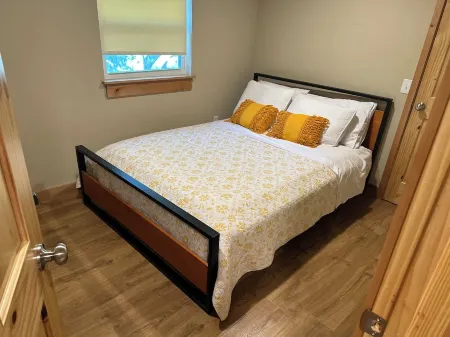 End of Summer Special Aug & Sept! Sleeps 10 Book two nights & 3rd night is free!