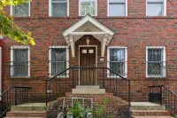 Bright airy new 1-bedroom with on charming Capitol Hill Washington, DC Отели в г. 