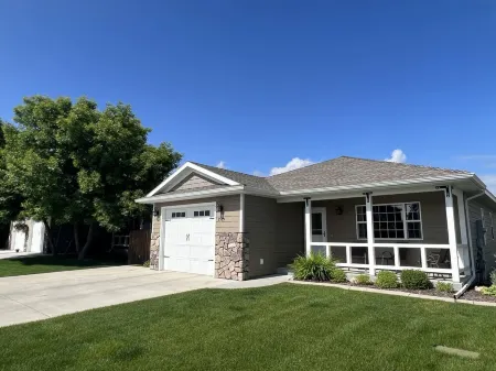 Cozy Cody cul-de-sac home! Sleeps 6.