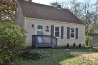 Peoria Heights Haven on the Trail- A Wooded Retreat Close to the Restaurants Hotels in Peoria Heights