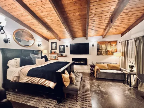 Petaluma Wine Country relaxing get away w/salt water pool/ spa close to downtown