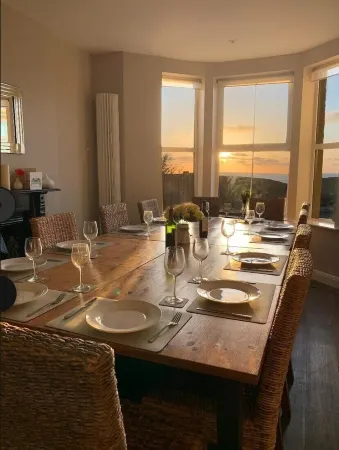 Sea views just yards from restaurants, pubs & shops. Sleeps 16-18, 8 x en-suite.