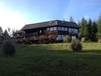 Golfer's Heaven Lodge: Deck, Mtn Views & Putting Green, 8 Min to Bandon Dunes