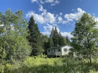 Trailside house on the river. Perfect for mountain biking , skiing, snowmobile.
