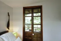 Perched on the bank of Broughton Mill Creek & only 500 meters from Berry centre