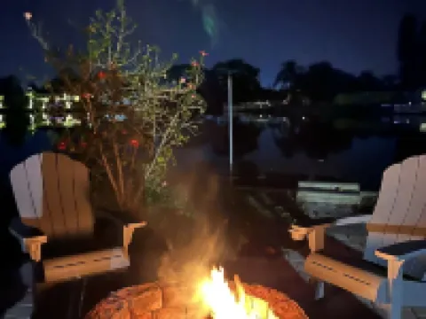 Lakefront Paradise, with Heated Private Pool. Hotels in Holiday