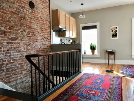 Decorah House- Airy, modern, full of natural light, 5 blocks to downtown