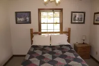Stones Throw from Giant City Park, Wineries, Hiking, Biking, Hunting and more.