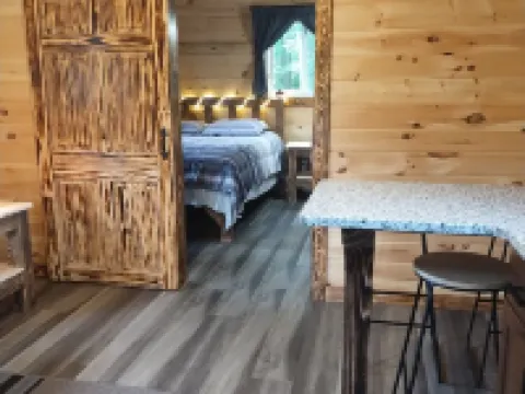 Charming Amish-Built Log Cabin in Utica, PA Hotels in Venango County