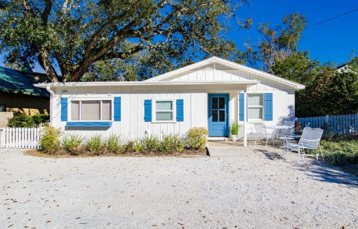 Fairhope Downtown Cottage Sleeps 10  