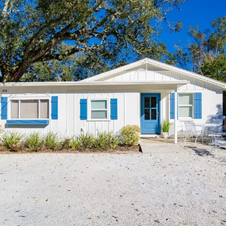 Fairhope Downtown Cottage Sleeps 10  "Walk to Town" Lots of Parking and Garage