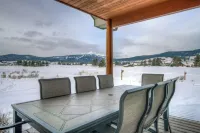 Private Hot Tub! Pool Table, Mountain Views, Ski Shuttle Close by!