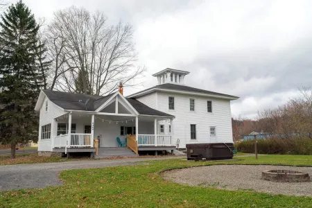 Charming 4-bed Farmhouse. Minutes to Bristol Mountain, Finger Lakes, Wineries.