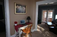 Lower flat steps from the lake and downtown