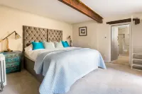 Gorgeous Stone Cottage in an Idyllic Picture Postcard Village. Parking/Garden
