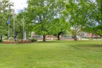 Waterviews, Comfort & Convenience!
