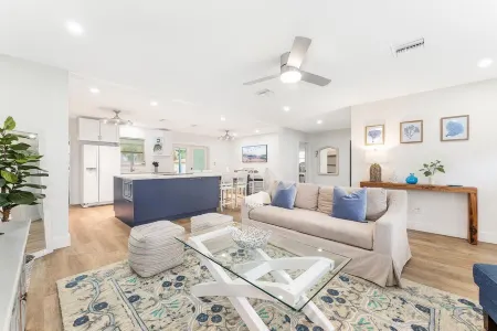 Coastal Cottage 5 minutes to Mercato and Vanderbilt Beach - New Pool + Hot Tub