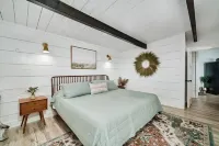 ★Modern Beach House w/Sunset Views/Trails/Golfing/Skiing/Secluded Beach★