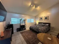 Cal King Bed with Natural Light and Private Patio! 4 minutes from freeway! Hotels near Grape Day Park