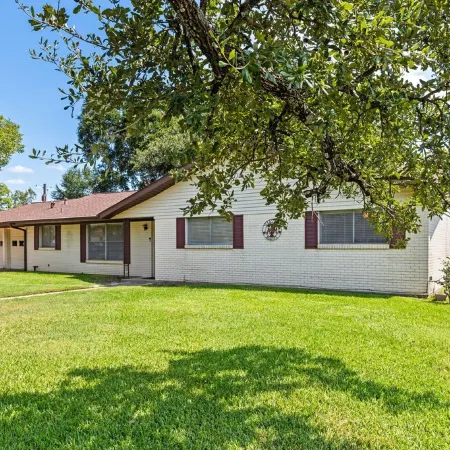 Spring Nights: Fire Pit, BBQ, Games, Pets, 1 Mile to TX A&M, 8 Car Parking