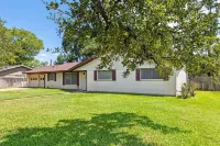 Spring Nights: Fire Pit, BBQ, Games, Pets, 1 Mile to TX A&M, 8 Car Parking