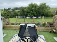 Luxury cottage, 15 minutes to beach, stunning garden views, two min walk to town - Wi-Fi